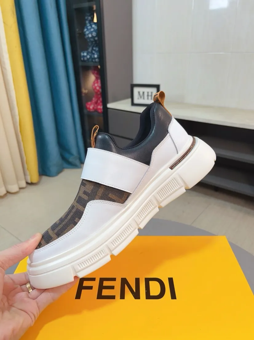 Men's shoes 💰400🌹🌹[FENDI] Fendi's classic and comfortable men's shoes, this complex sneaker is made of soft calfskin➕genuine leather lining➕original ultra-light rubber material with rough outsole. This unique light style is suitable for the casual and refined sensibility of this season. It is comfortable and natural on the feet. It is an everyday style for casual travel in autumn and winter! 38/44
